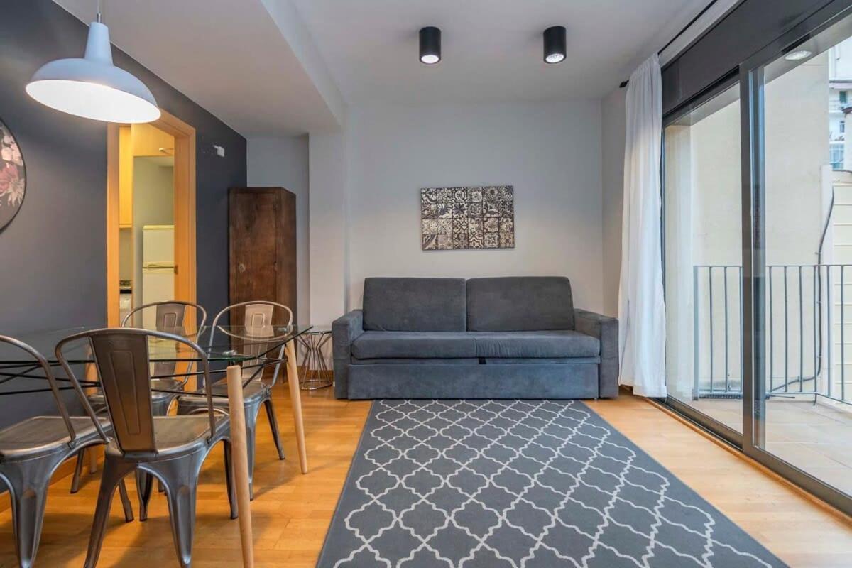 2 Bedroom With Balcony In Eixample 1-1 Appartamento Barcellona